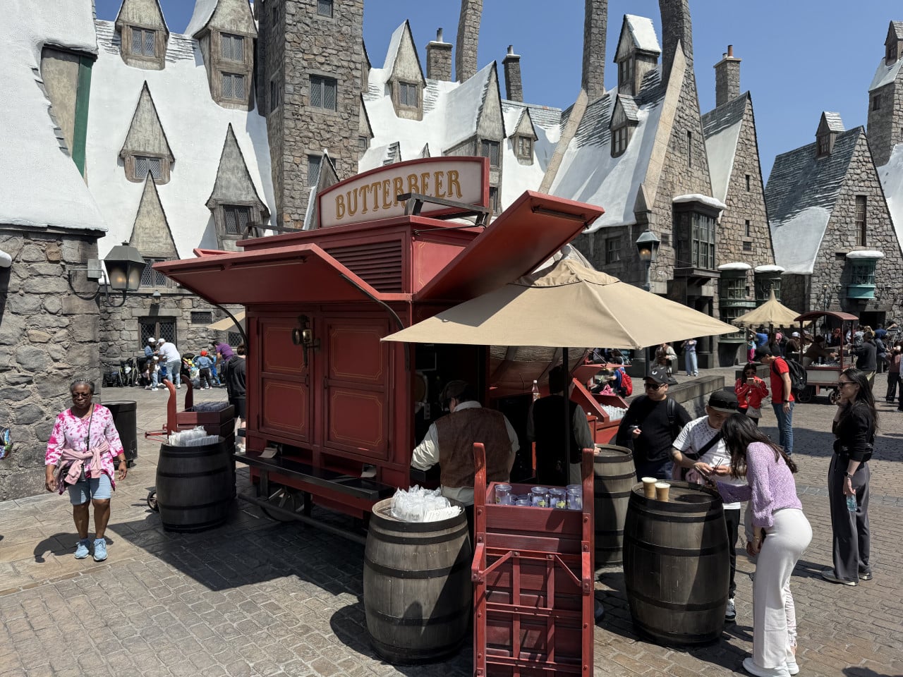 Stánek s máslovým ležákem před zasněženými domy Bradavic v Universal Studios Hollywood