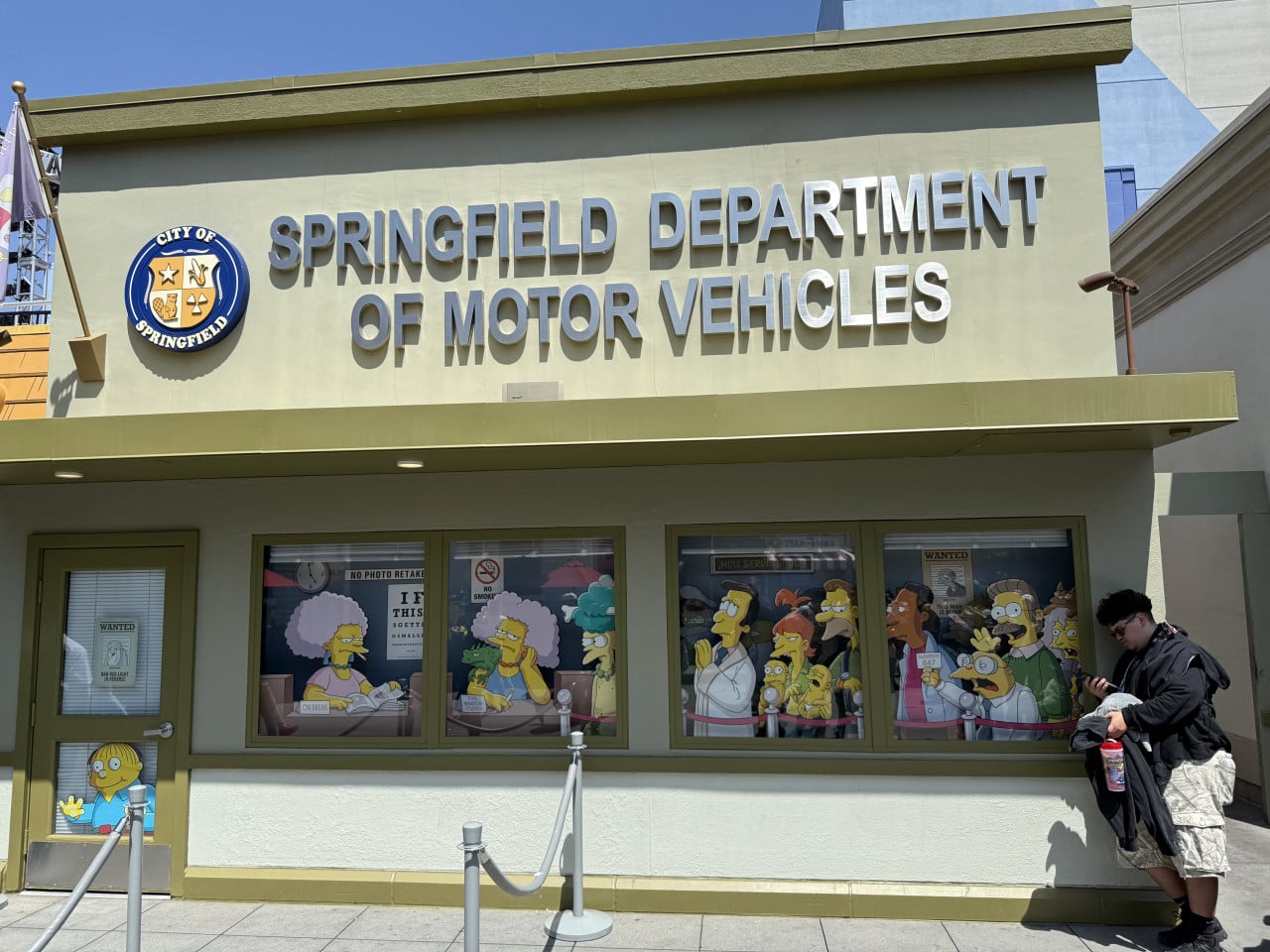 Budova Springfield Department of Motor Vehicles s postavami ze Simpsonových v Universal Studios Hollywood
