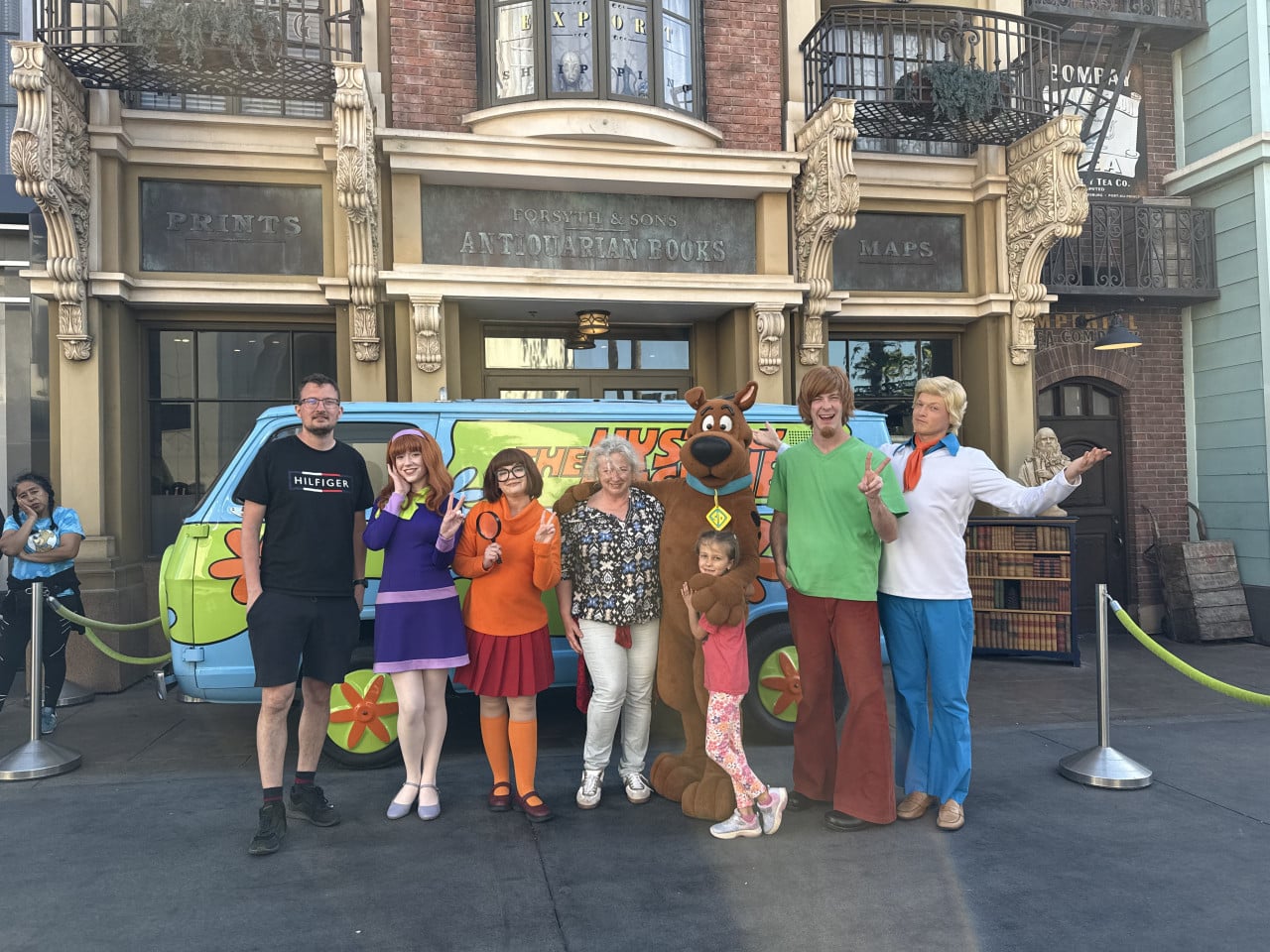 Skupina lidí pózuje se Scooby-Doo a Mystery Machine v Universal Studios Hollywood.