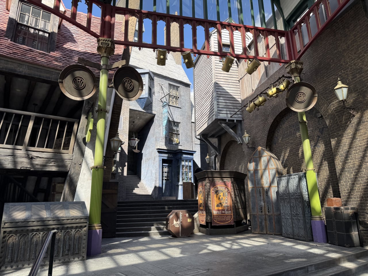 Ulička ve stylu Příčné ulice v Universal Studios Orlando s obchodem Weasleys Wizard Wheezes.