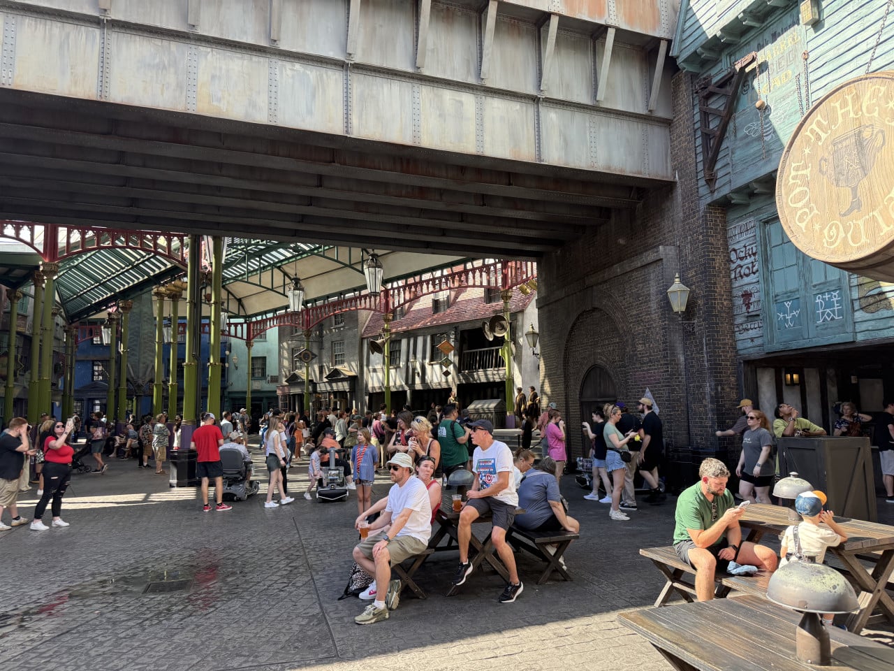 Davy u Universal Studios Orlando s návštěvníky a cedulí Hogsmeade Honeydukes