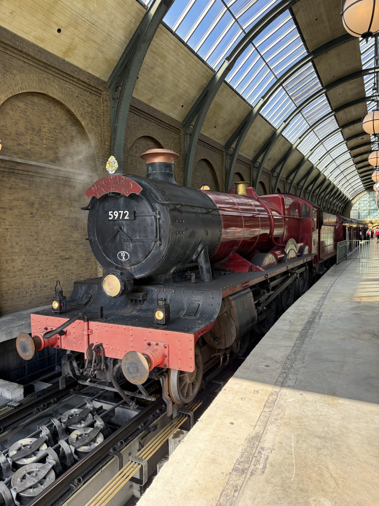 Červený vlak Hogwarts Express 5972 na nástupišti v Universal Studios Orlando