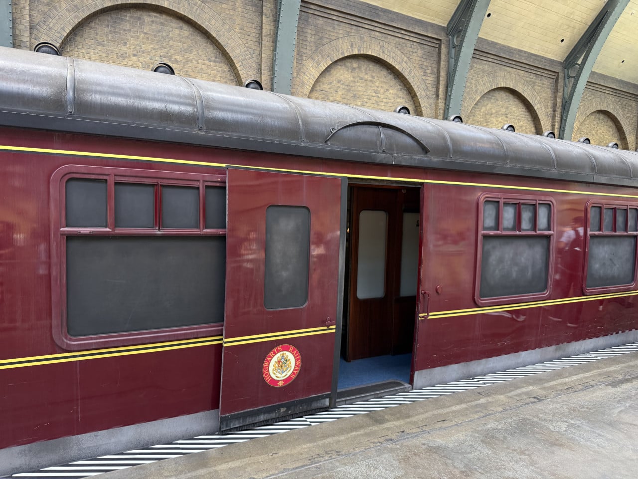 Maroonový vlak Hogwarts Express na nástupišti v Universal Studios Orlando