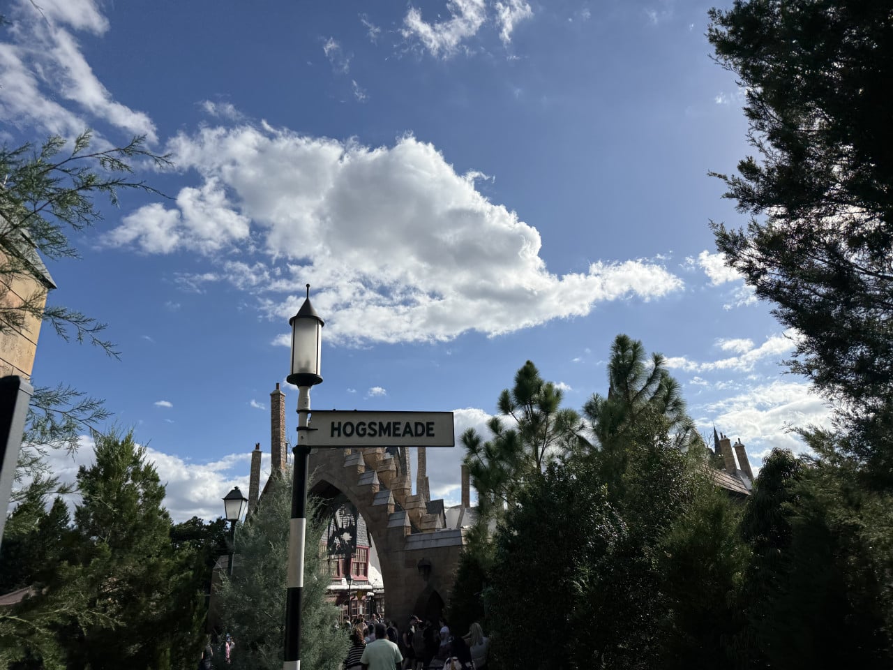 Cedule Hogsmeade v Universal Studios Orlando mezi stromy a pod modrou oblohou