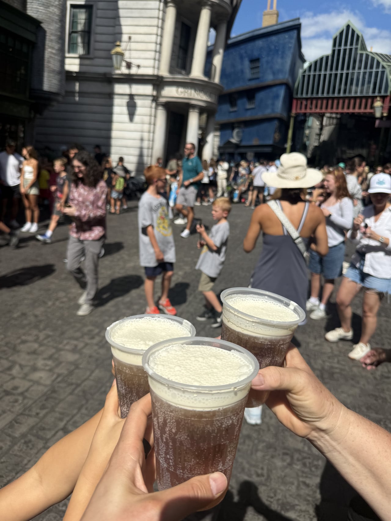 Přiťuknutí plastovými kelímky s pivem v Universal Studios Orlando mezi davy návštěvníků