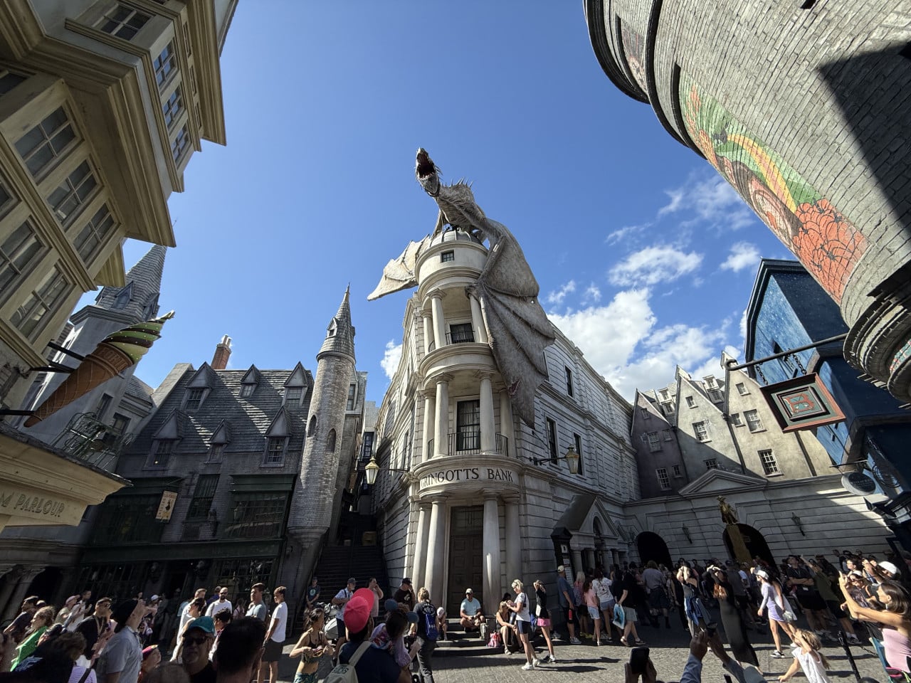 Pohled na Šikmou uličku s bankou Gringotts a drakem na střeše v Universal Orlando