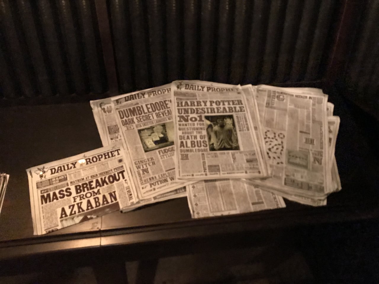 Stůl s rozloženými novinami Denní věštec, Harry Potter tematická expozice.