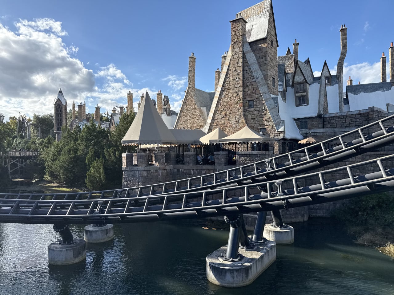 Dráha horské atrakce u hradu v kouzelnickém areálu Universal Studios Orlando.