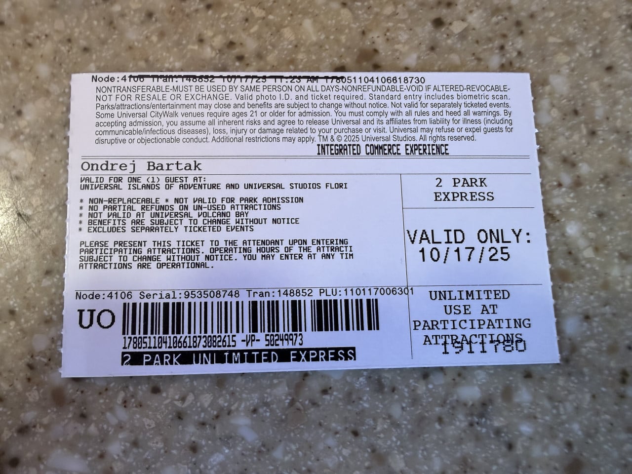 Jízdenka Universal Studios Orlando s nápisem Ondřej Bartak a 2 Park Unlimited Express￼