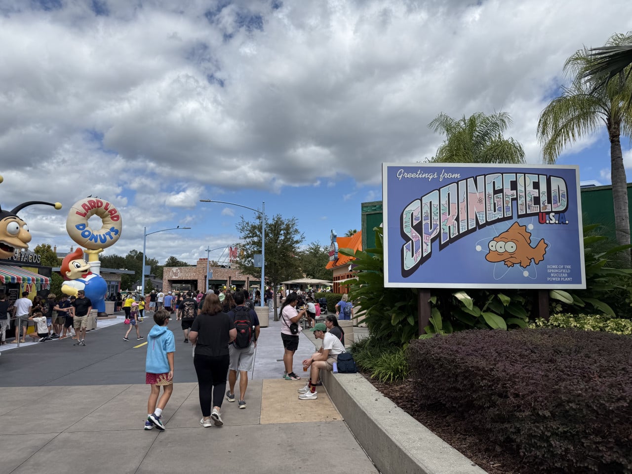Vchod do Springfield U.S.A. v Universal Studios, návštěvníci a cedule Krustyland Donuts.