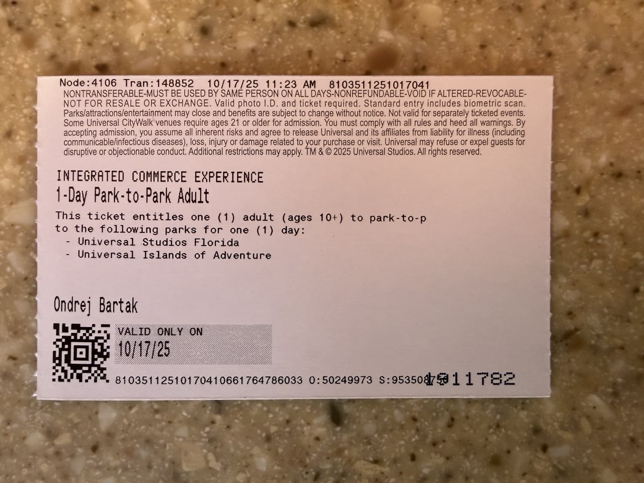 Jízdenka Universal Studios Orlando s QR kódem a textem Park-to-Park Adult