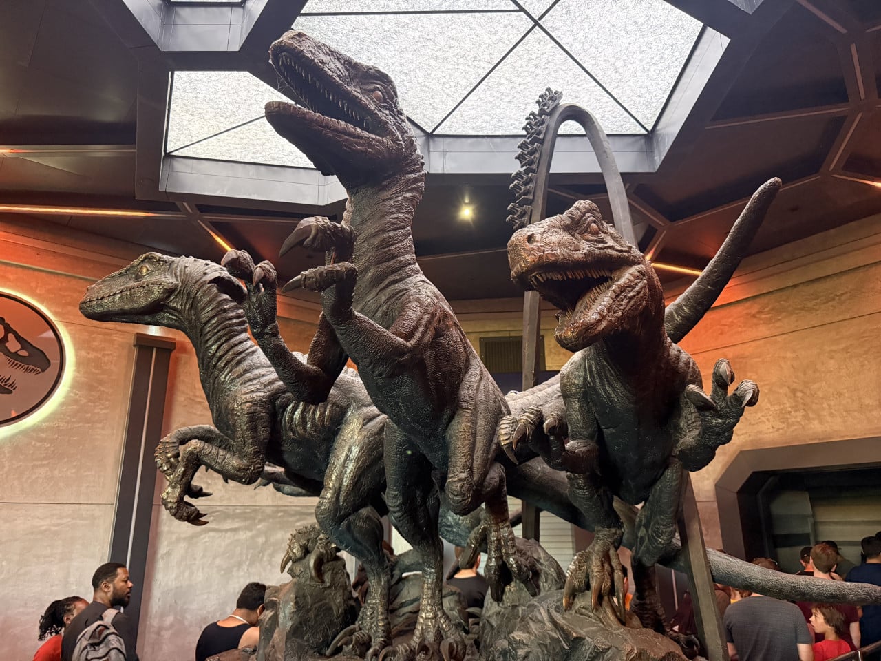 Modely dinosaurů v Jurassic Parku v Universal Studios Orlando, kolem stojí návštěvníci
