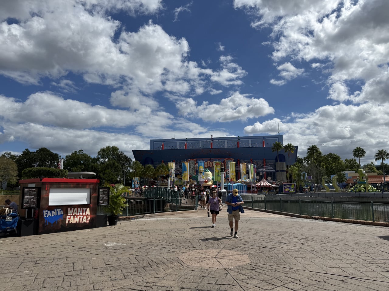 Vstup do parku Universal Studios s budovou The Simpsons a nápisem Fanta Wanta Fanta?