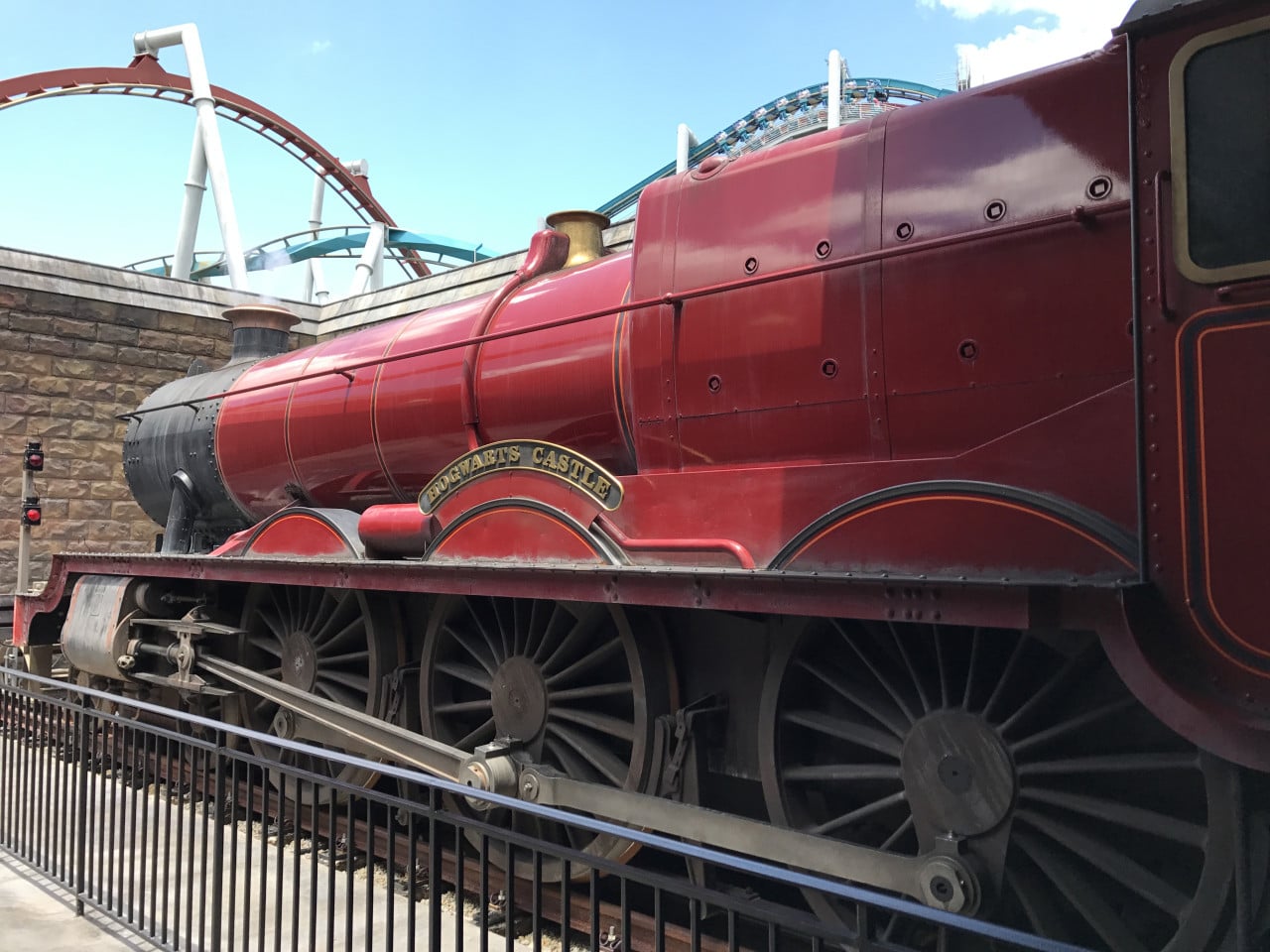Červený vlak Bradavický expres u Hogwarts Castle v Universal Studios Orlando