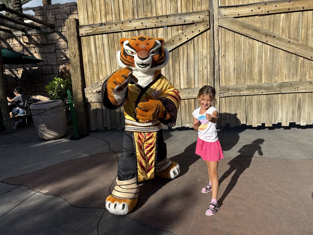 Kung Fu Panda maskot pózuje s usmívající se dívkou v Universal Studios Orlando.