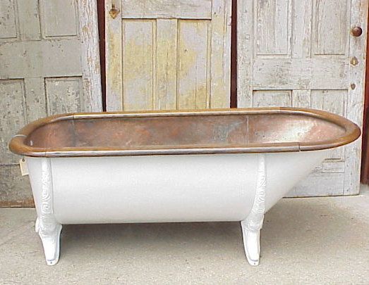 Starožitná plechová vana s měděnou obložkou z 90. let 19. století, litinové nohy a dubový okraj.