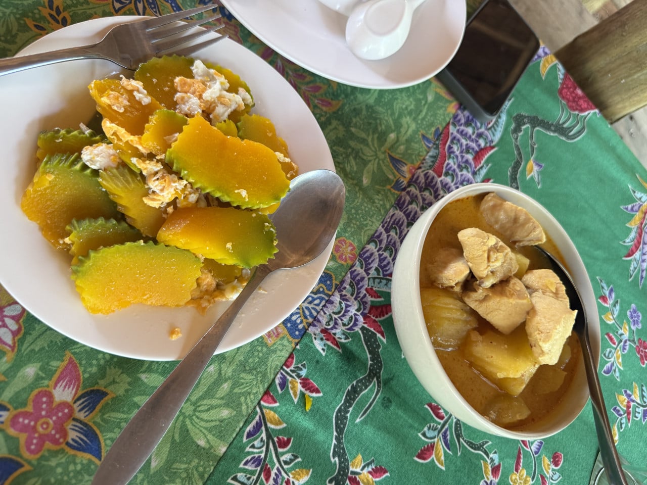 Talíř s dušenou tykví a vejcem, miska kari s kuřetem a bramborami