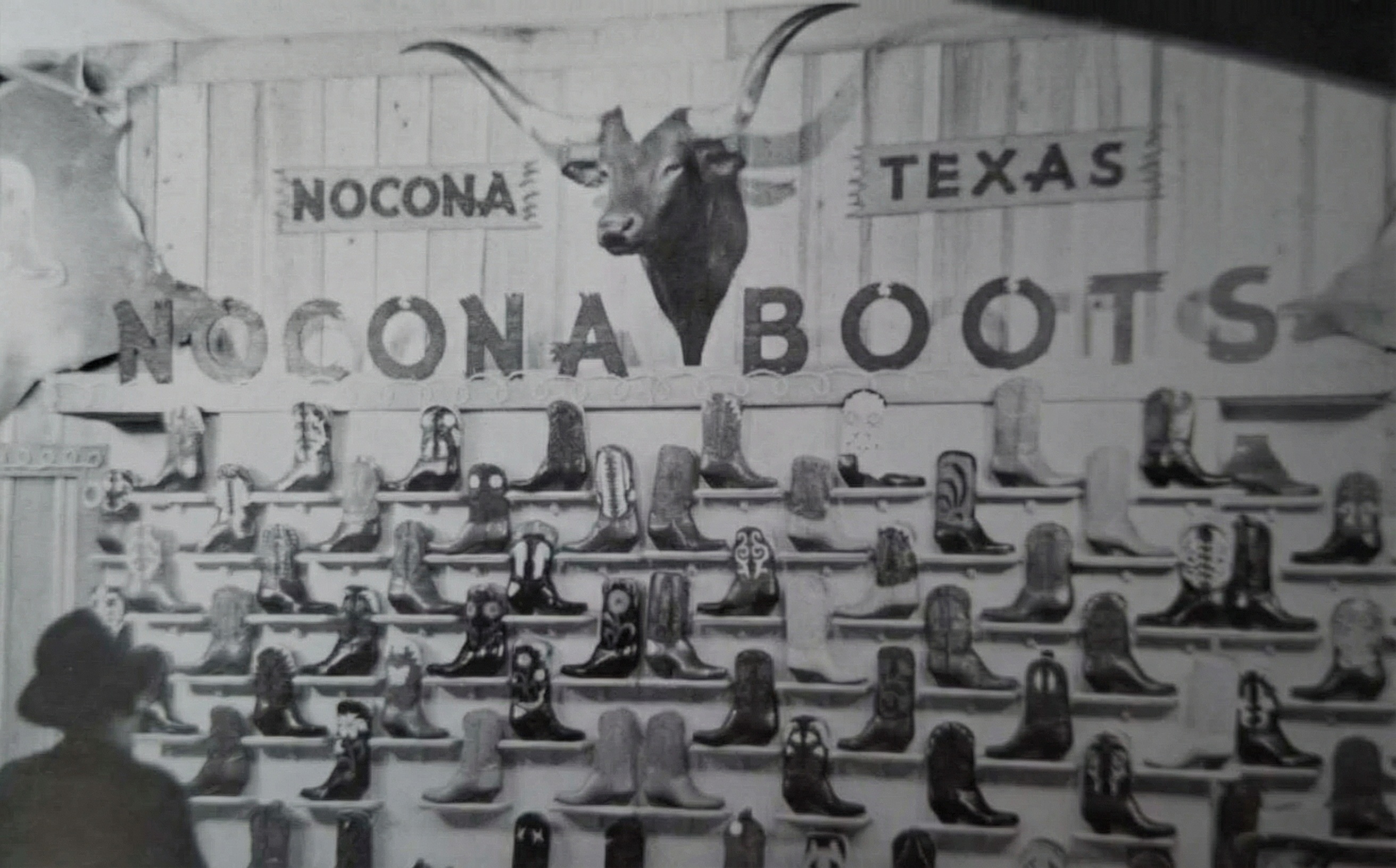 Vesternová obuv v obchodě v roce 1941.