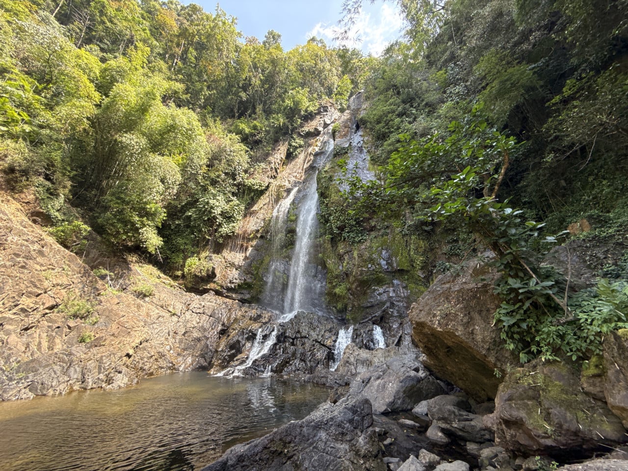Tam Nang Waterfall: skrytý vodopád uprostřed thajské džungle, kde se koupete mezi rybami