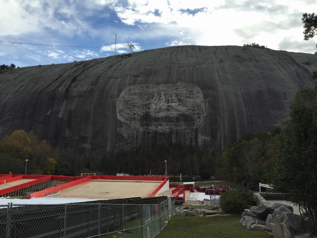 Žulová skála Stone Mountain s vytesaným reliéfem, pod ní červené stavby parku