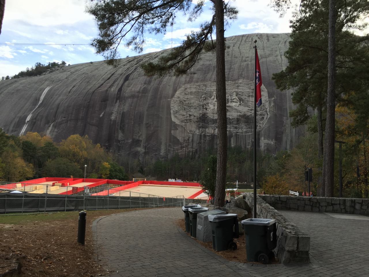 Obrovská žulová skála Stone Mountain s reliéfem jezdců, stromy a chodník