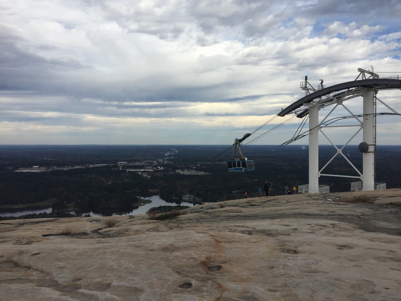 Lanovka u vrcholu Stone Mountain, žulová plošina a výhled na lesy, jezero