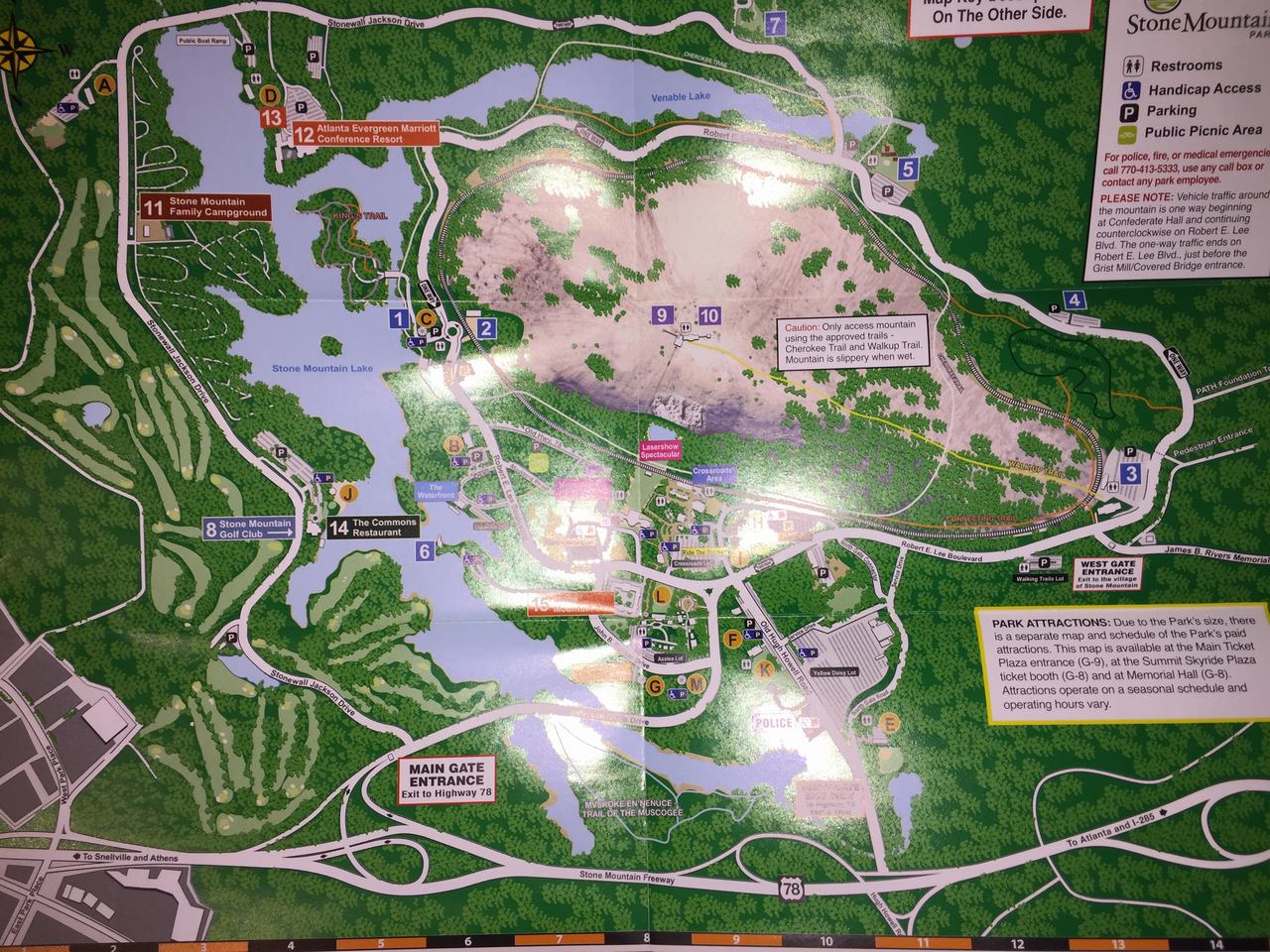 Mapa Stone Mountain Park s jezerem, stezkami a nápisem Main Gate Entrance.