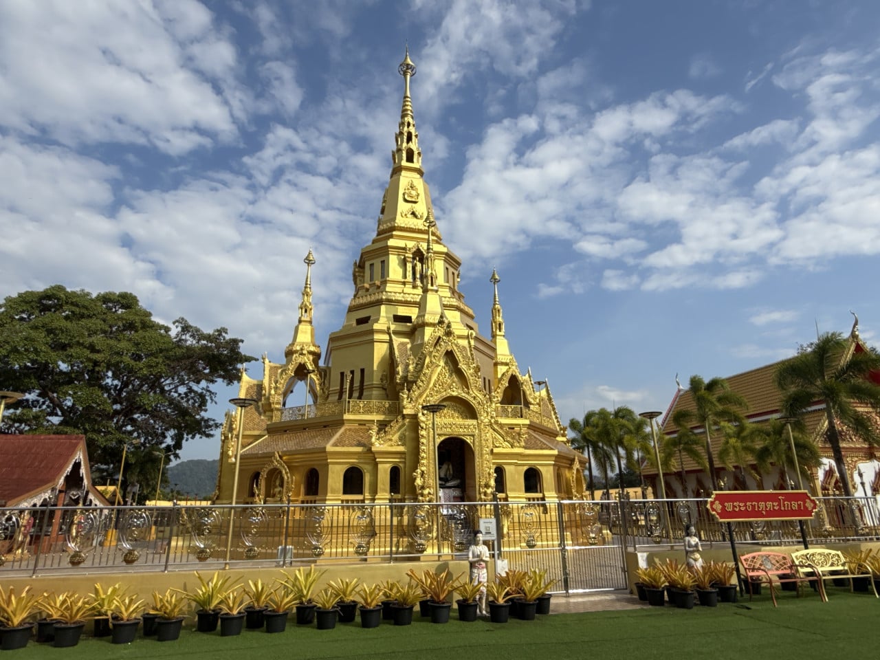 Zlatý chrám uprostřed džungle: Wat Kongka Phimuk a setkání s thajským buddhismem, které mě překvapilo