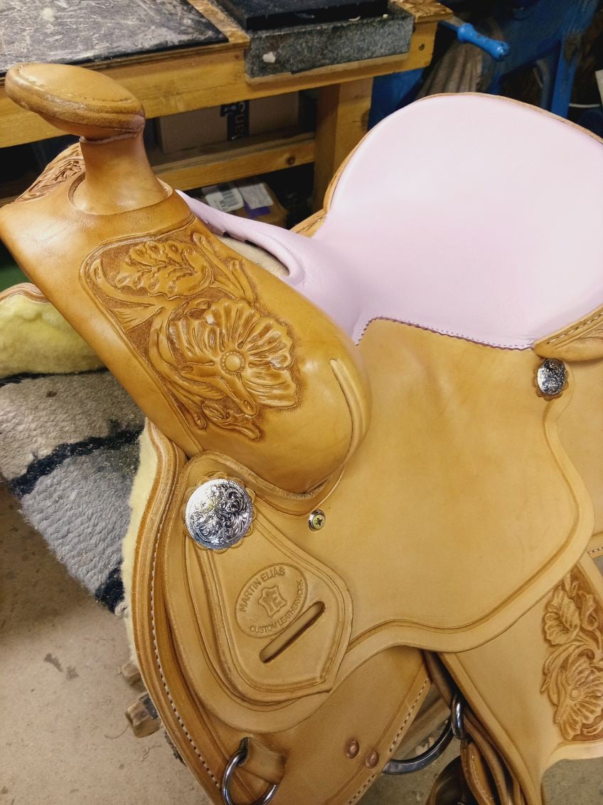 Detail ručně zdobeného westernového sedla, růžové sedlo, razítko Martin Elias Custom Leatherworks.