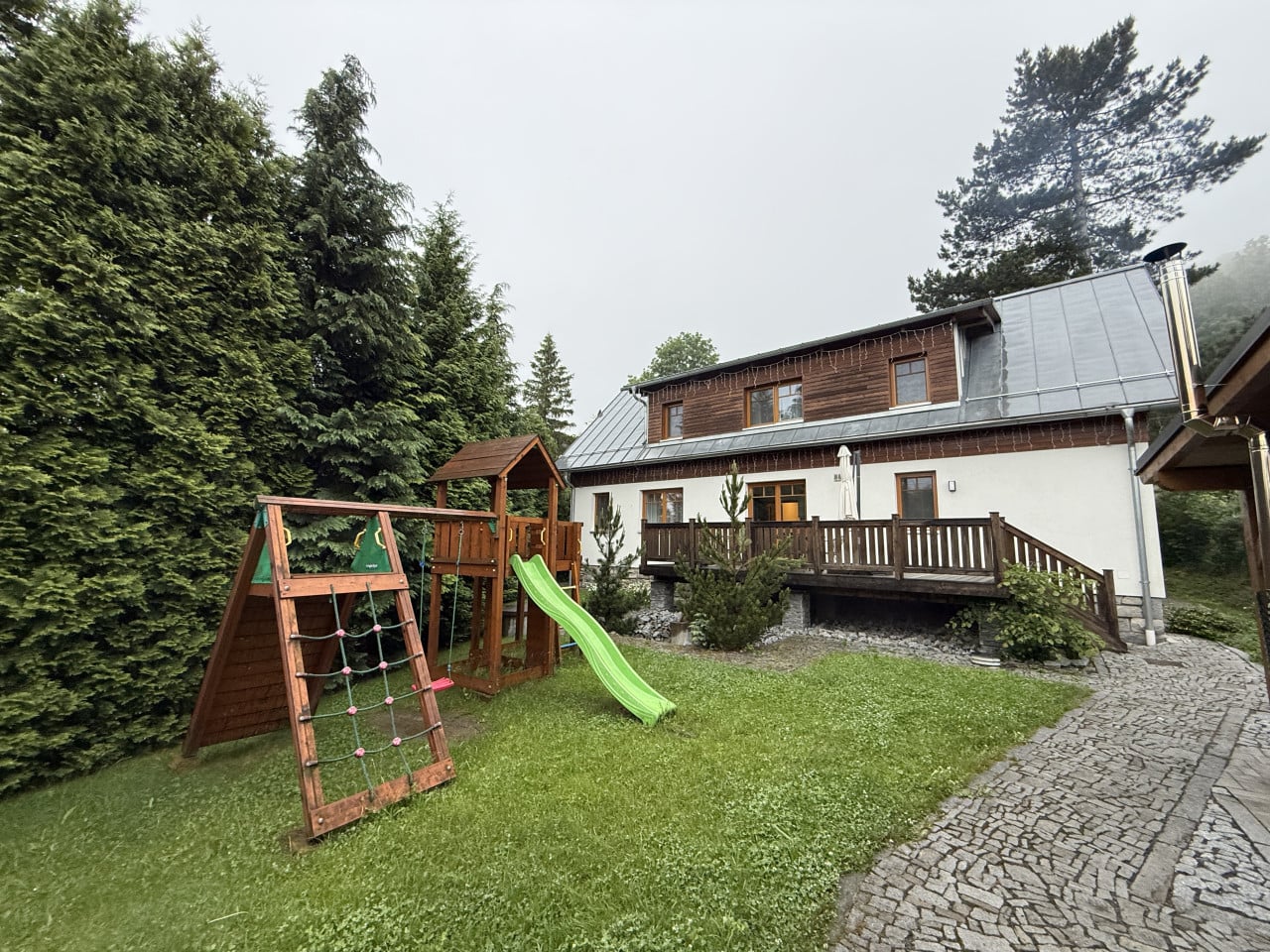 Stylová horská chalupa s dětským hřištěm a zahradou v Beskydech