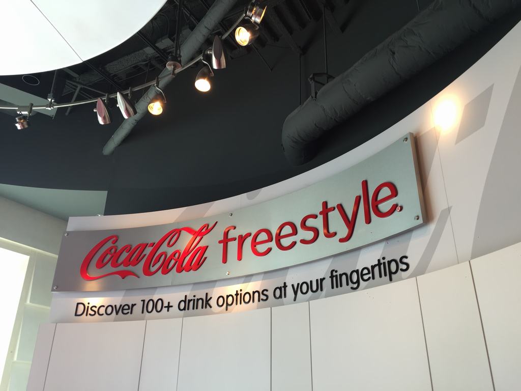 Nápis Coca-Cola freestyle a text Discover 100+ drink options at your fingertips