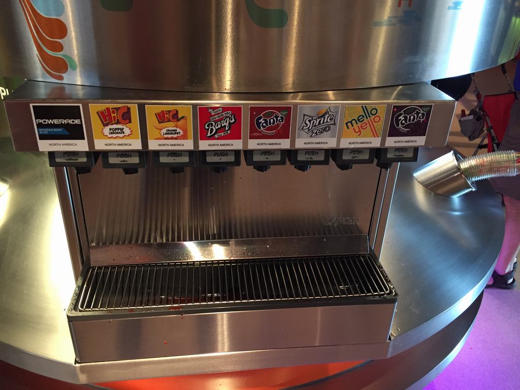 Nápojový automat s kohoutky POWERADE, Hi‑C, Barq’s, Fanta, Sprite zero, Mello Yello