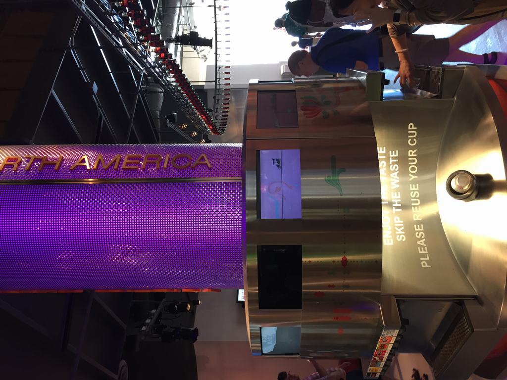 Nápojový automat, nápis ENJOY THE TASTE SKIP THE WASTE PLEASE REUSE YOUR CUP, VITAMENICA