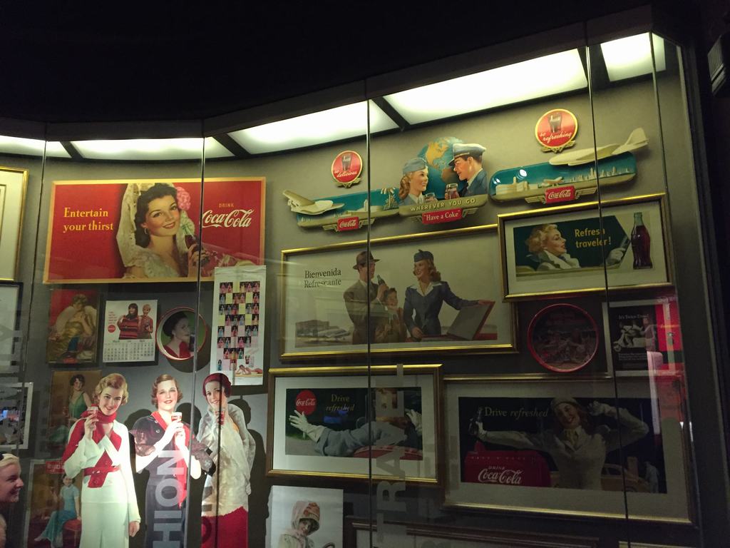Vitrína s vintage plakáty Coca-Cola: Entertain your thirst, Wherever you go Have a Coke