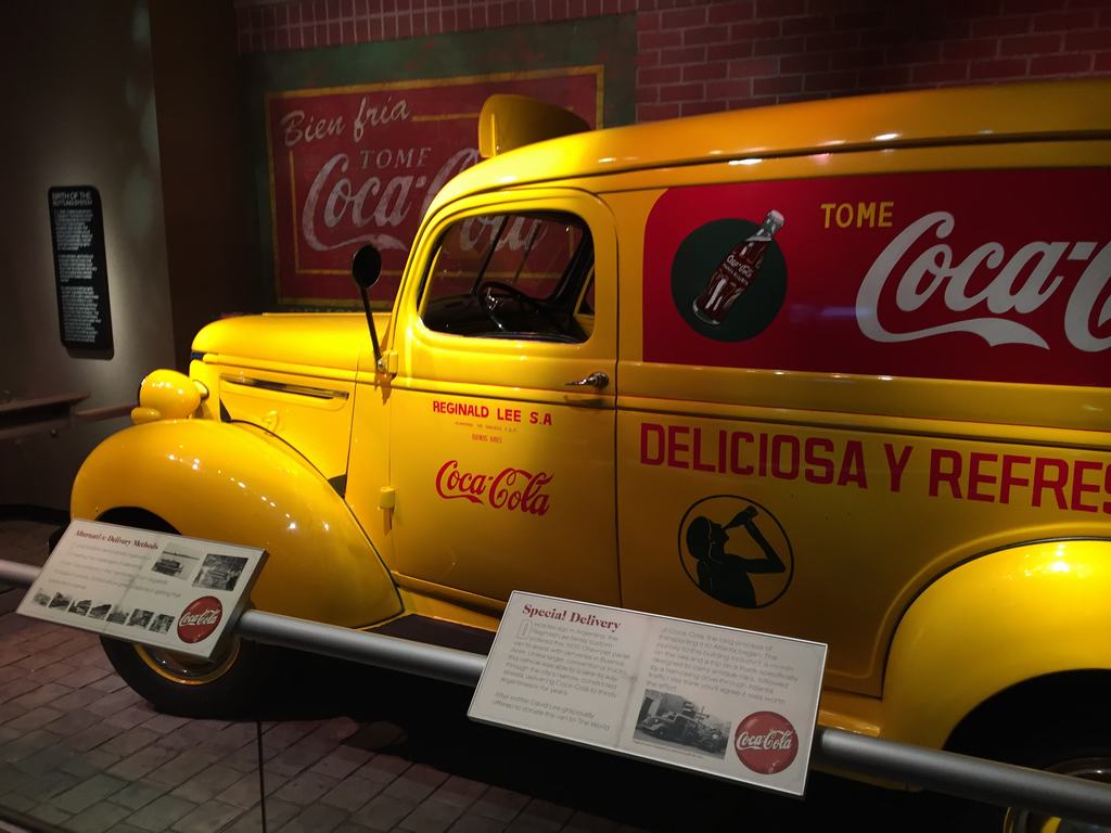 Žlutý veterán dodávky v muzeu, reklama TOME Coca‑Cola, nápis DELICIOSA Y REFRES.