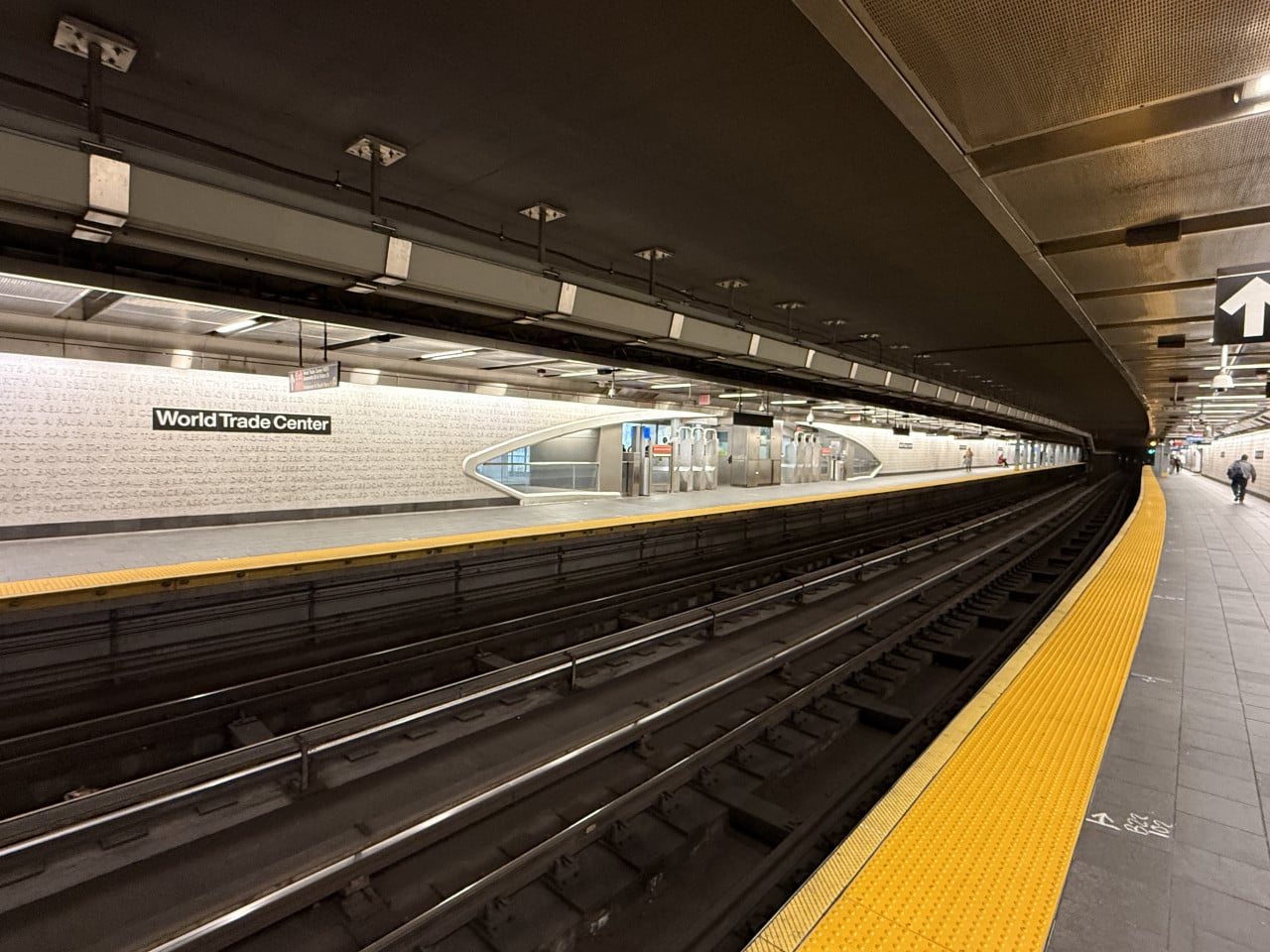 Stanice metra World Trade Center s kolejemi a žlutým bezpečnostním pruhem.