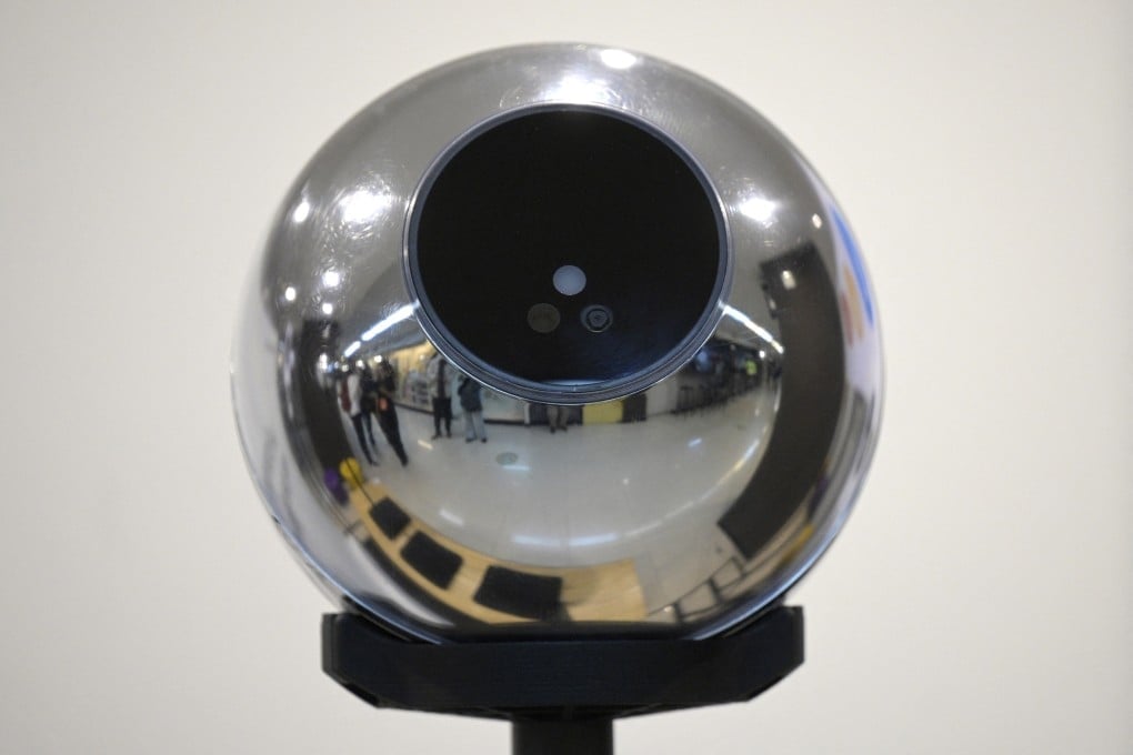 Naskenuj si oko a dokaž, že jsi člověk: Sam Altman chce ovládnout ověřování identity na internetu