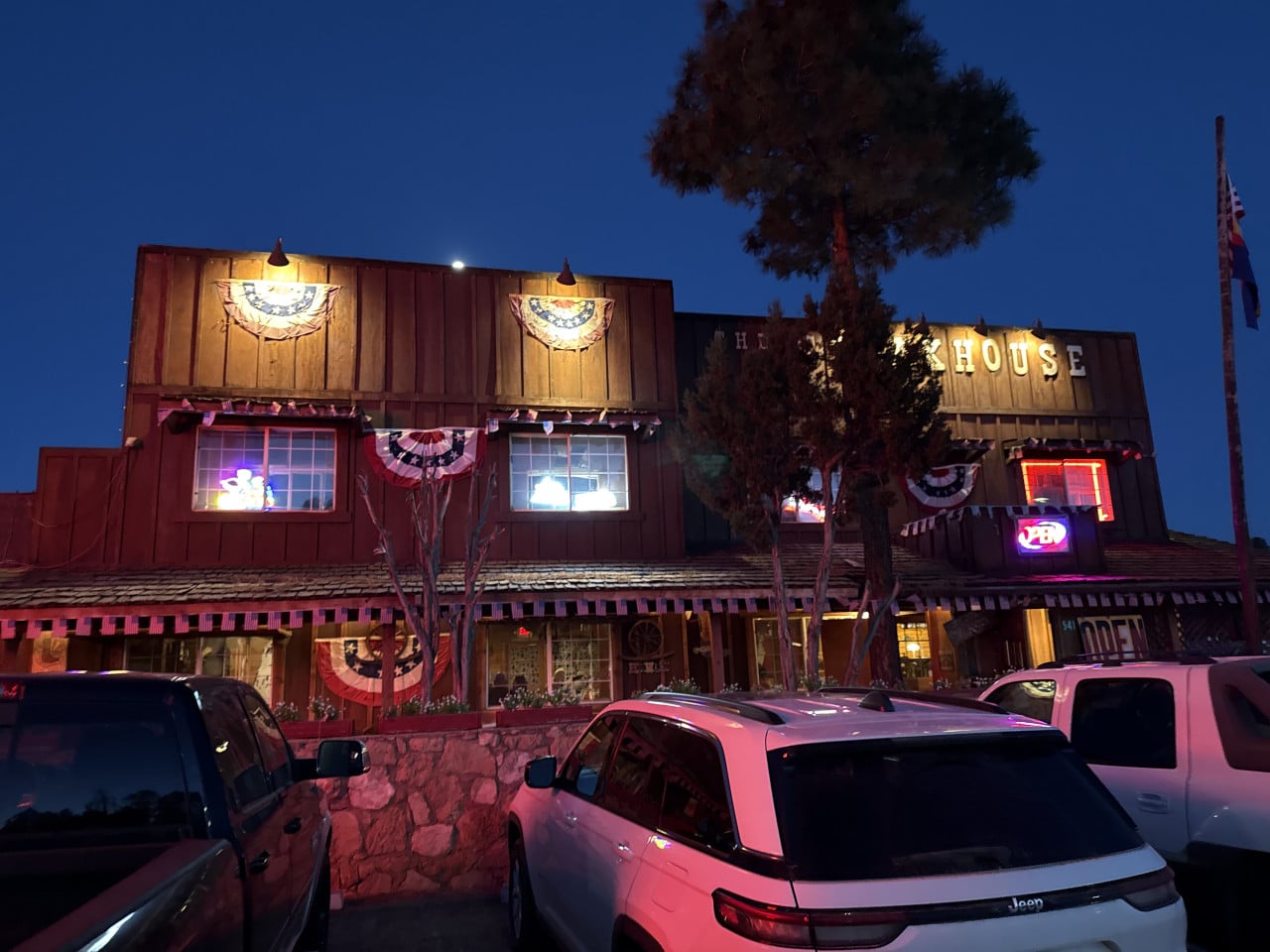 Maso z chřestýše na večeři? Zkuste Yippee‑Ei‑O! Steakhouse u Grand Canyonu, kde vás Divoký západ vtáhne i u stolu