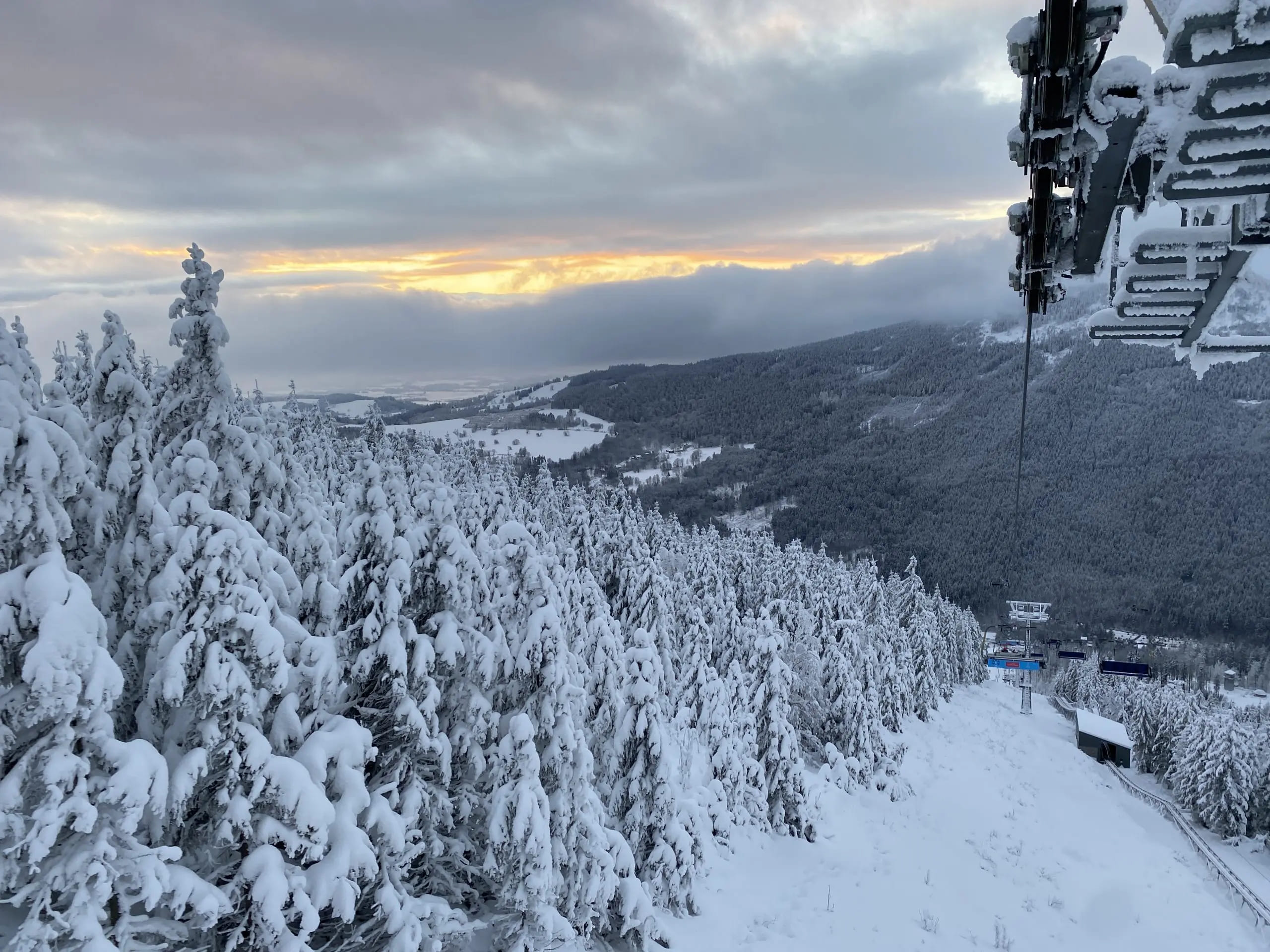 zapad-slunce-nad-stezkou-v-oblacich-scaled