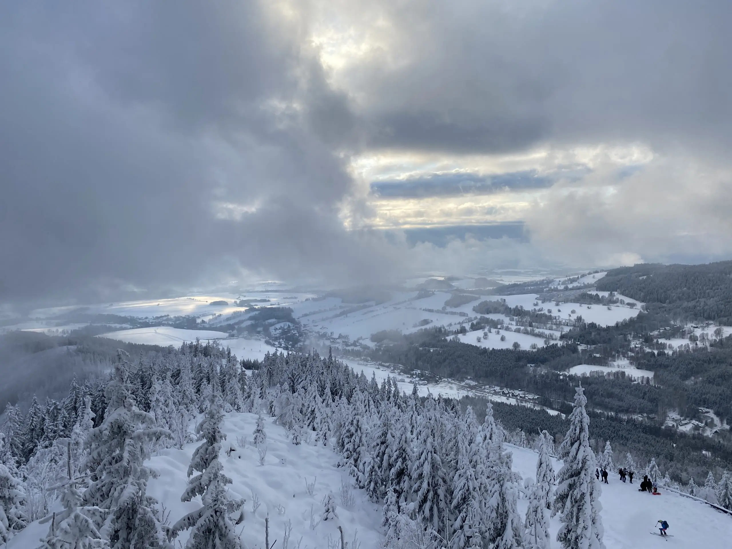 zasnezena-cesta-na-vrcholek-vyhlidky-stezky-v-oblacich2-scaled