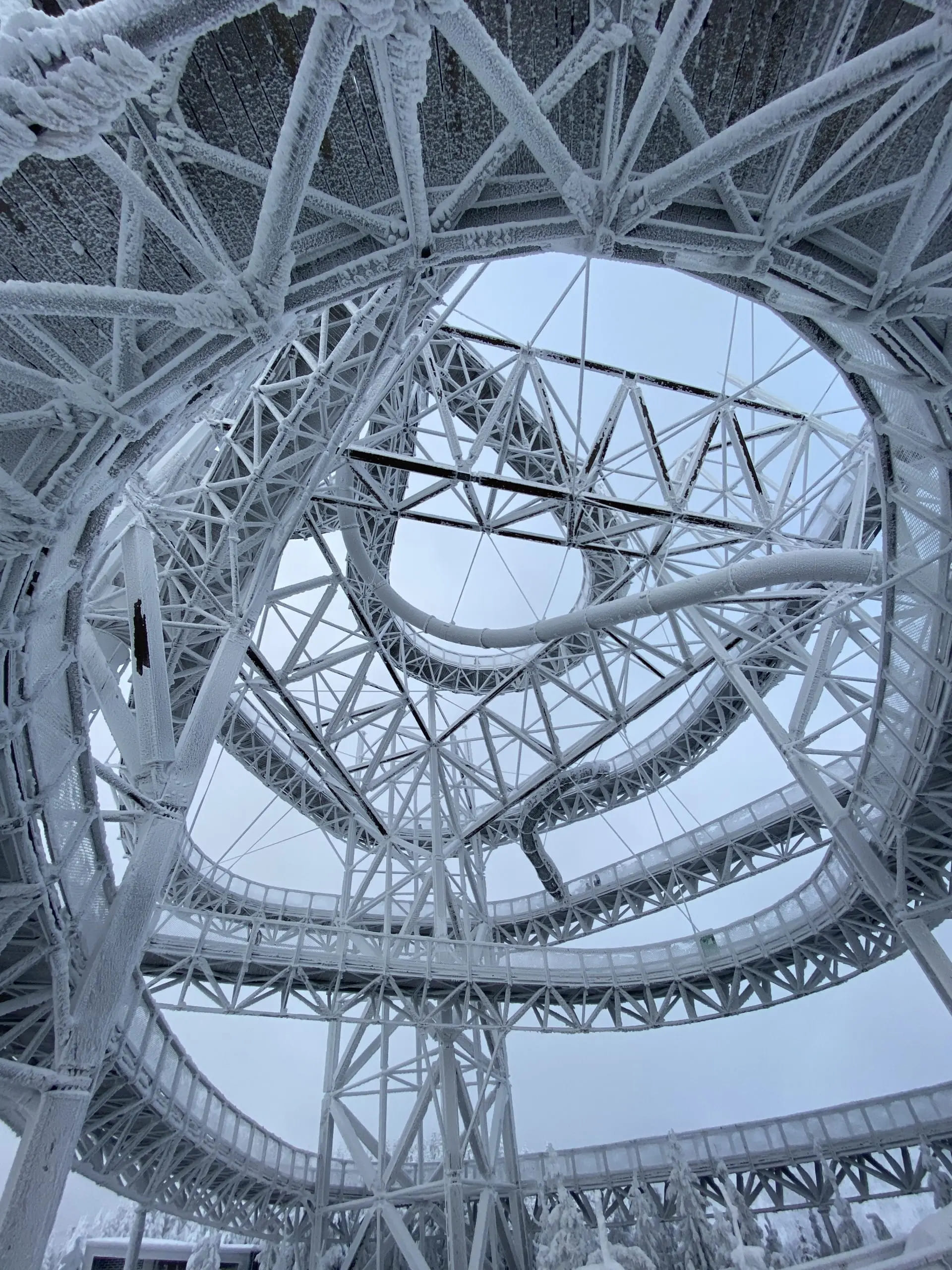 zasnezena-cesta-na-vrcholek-vyhlidky-stezky-v-oblacich4-scaled