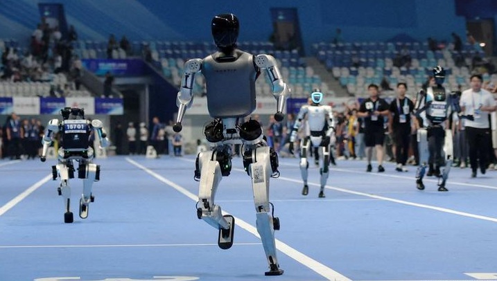 Světové robotické hry v Pekingu: Roboti boxují, běhají a uklízejí!