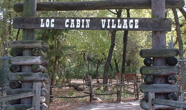 Dřevěná chatová vesnice