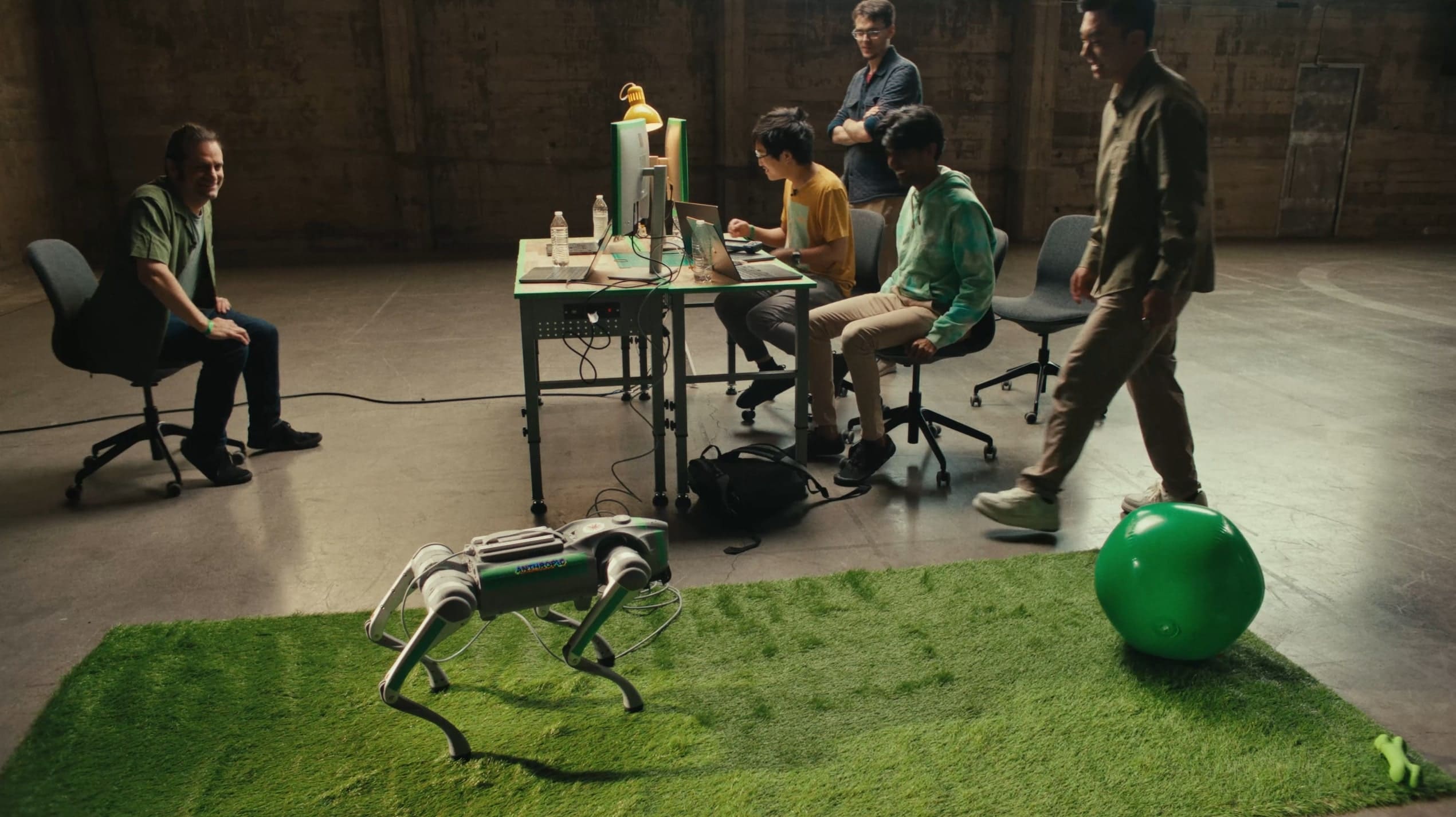 Projekt Fetch: Anthropic trénuje AI na robotickém psovi