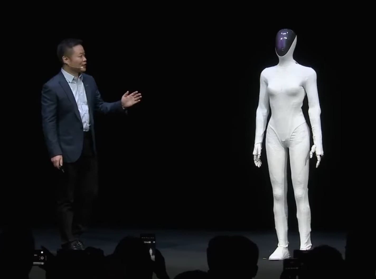 Iron: Čínský humanoidní robot, který ohromil svět