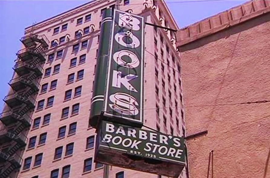 Strašidelné starožitnictví Greene, Knihkupetcví Barber a Jamba juice v budově Jett