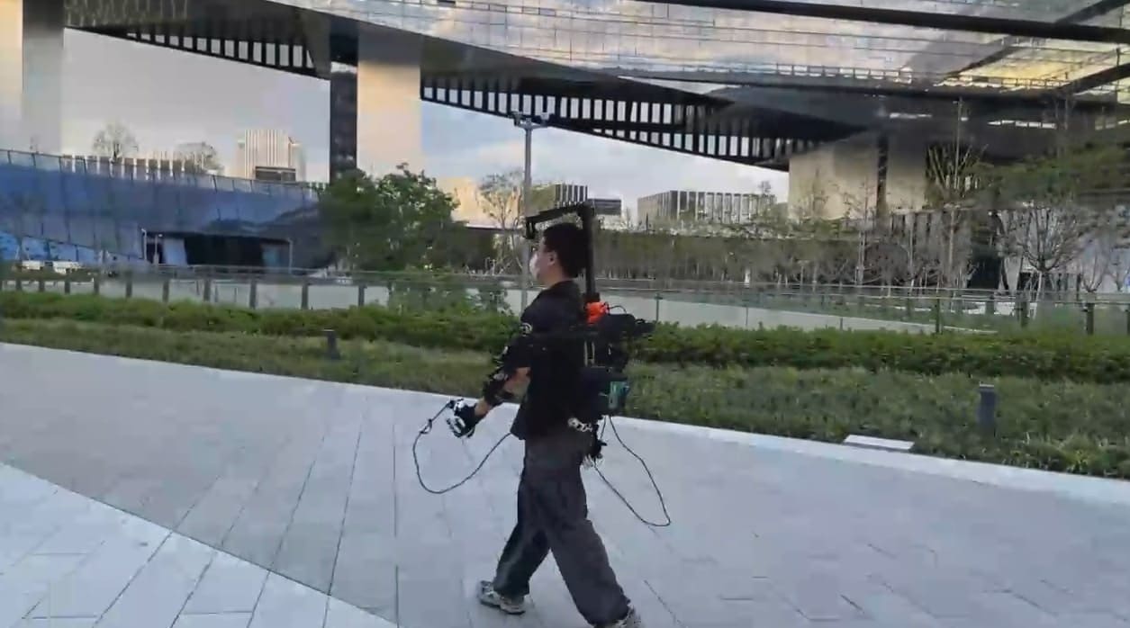 Exoskelet z Číny učí roboty pohybovat se jako lidé