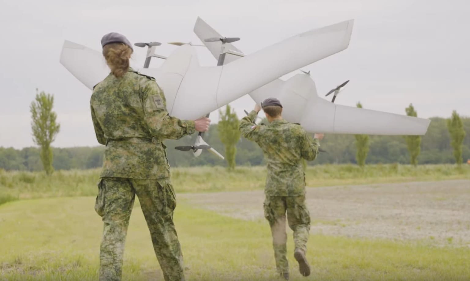 Roje AI dronů, které mají změnit budoucnost války