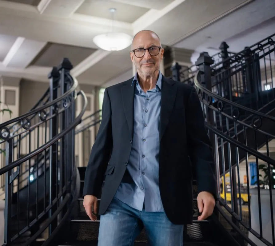 Stephen Klein: Muž, který učí AI pokládat otázky a jeho úvaha o AI