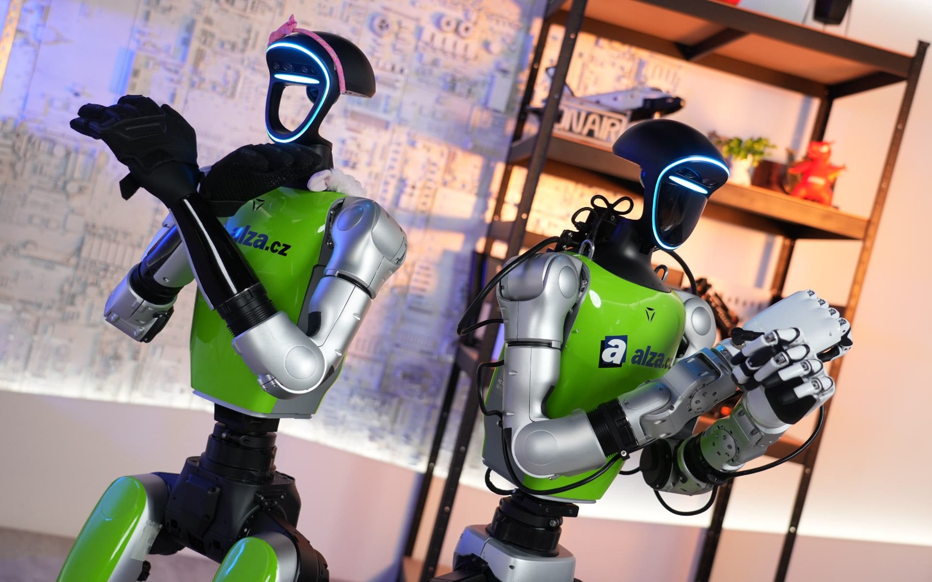 Alza přivádí humanoidní roboty do Česka: Adam a Božena v akci